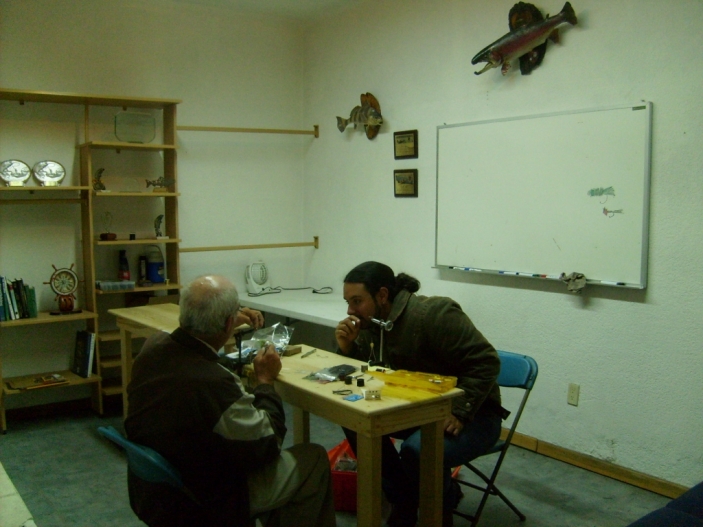 atando moscas en Anglers